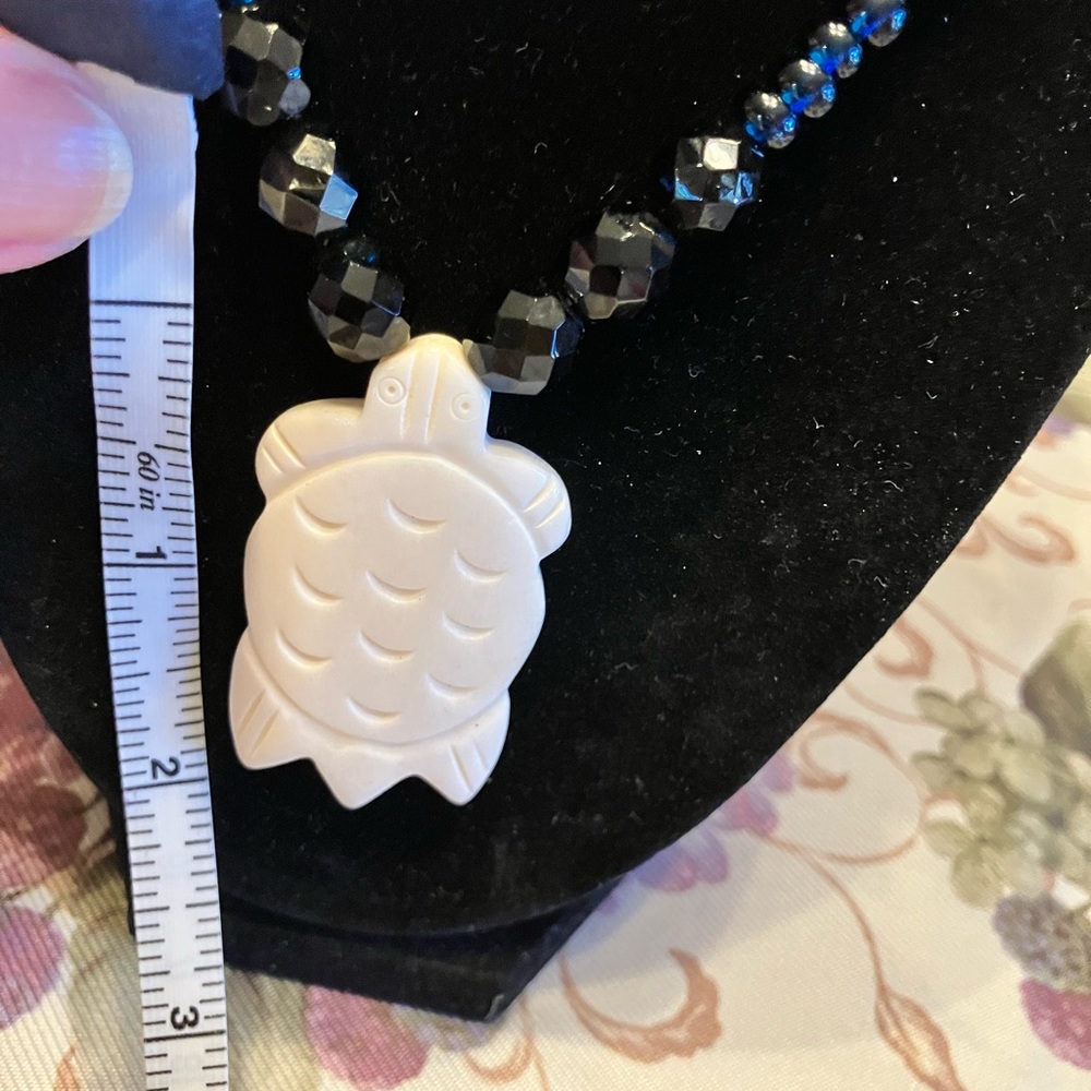 CARVED BONE TURTLE ON GLASS AND WOODEN BEAD NECKLACE - Picture 3 of 10